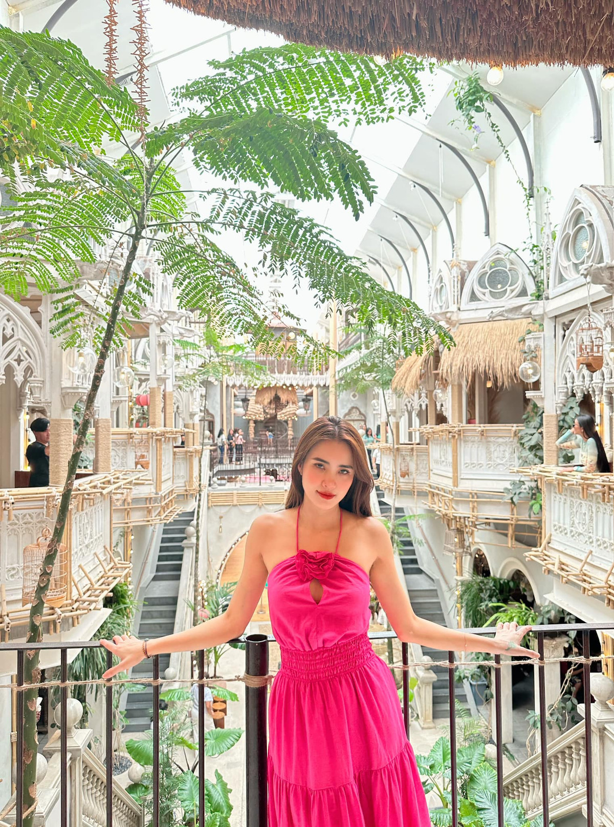 Khánh Chi tập trung công việc kiếm tiền, nuôi con gái ăn học, trưởng thành.