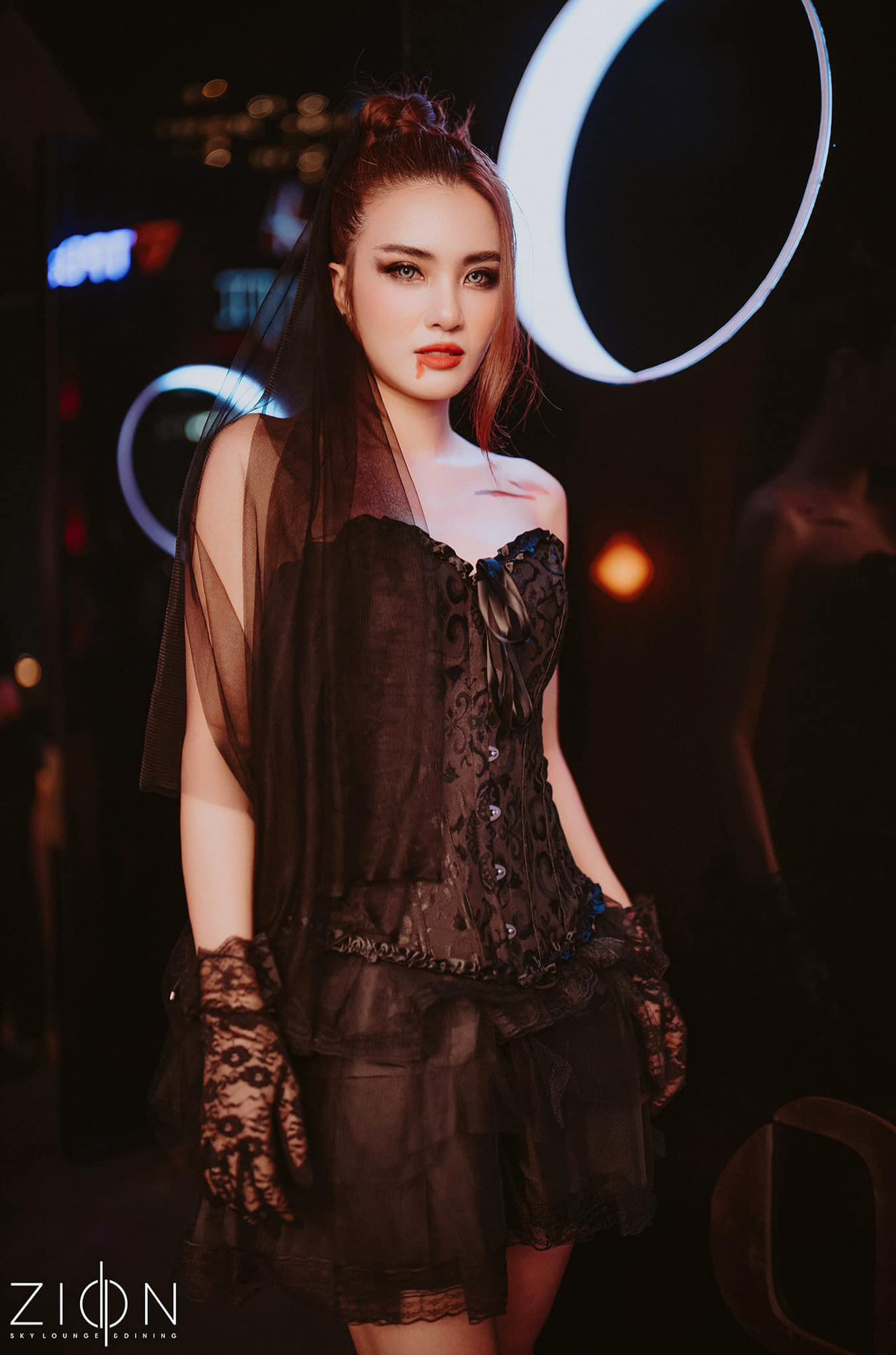 Dưới bài đăng, Khánh Chi nhận được rất nhiều lời khen ngợi từ bạn bè, người thân và cộng đồng mạng. “Xinh thế nhỉ em đẹp dễ thương nhiều lắm nhá”; “Xinh lung linh lun”; “10 điểm không có nhưng”; “Xuất sắc”; “Chị mình ngày càng xinh gái”..., một loạt những bình luận trầm trồ trước vẻ đẹp nuột nà của nàng hot girl một thời.