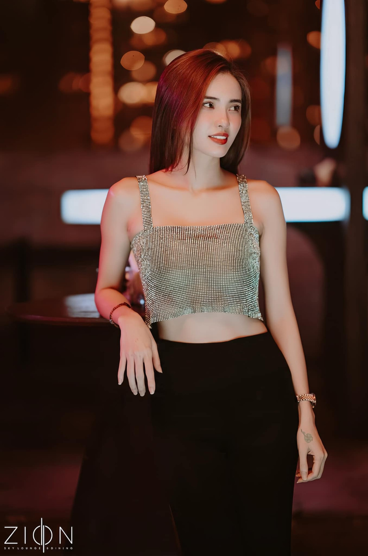 Đây dường như là “gu” ăn mặc yêu thích của Khánh Chi. Cô nàng từng nhiều lần diện những bộ đầm không nội y có kiểu dáng tương tự trong những sự kiện trước đây.