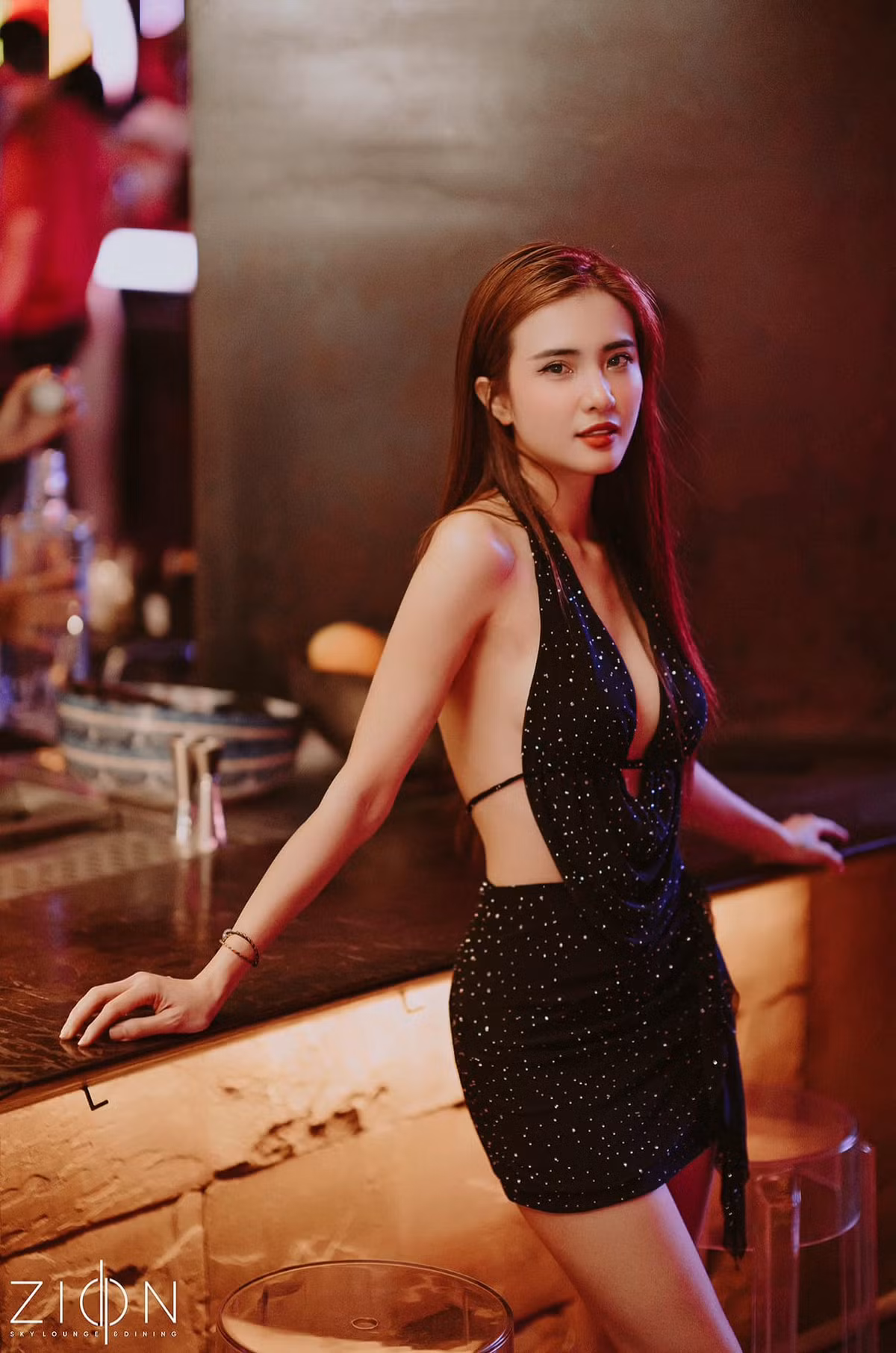 Mới đây, trên trang cá nhân, Lê Khánh Chi - em gái Công Vinh khiến cư dân mạng chú ý khi đăng tải bộ ảnh khoe vẻ đẹp quyến rũ.