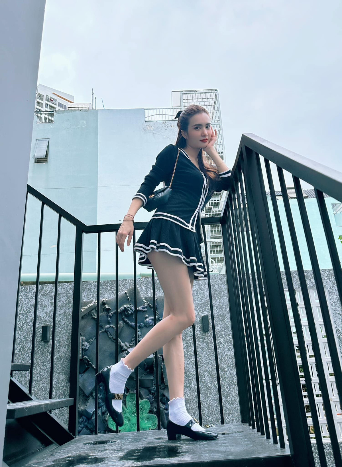 Trên trang cá nhân, em gái Công Vinh thường xuyên chia sẻ những hình ảnh tích cực về cuộc sống hiện tại.