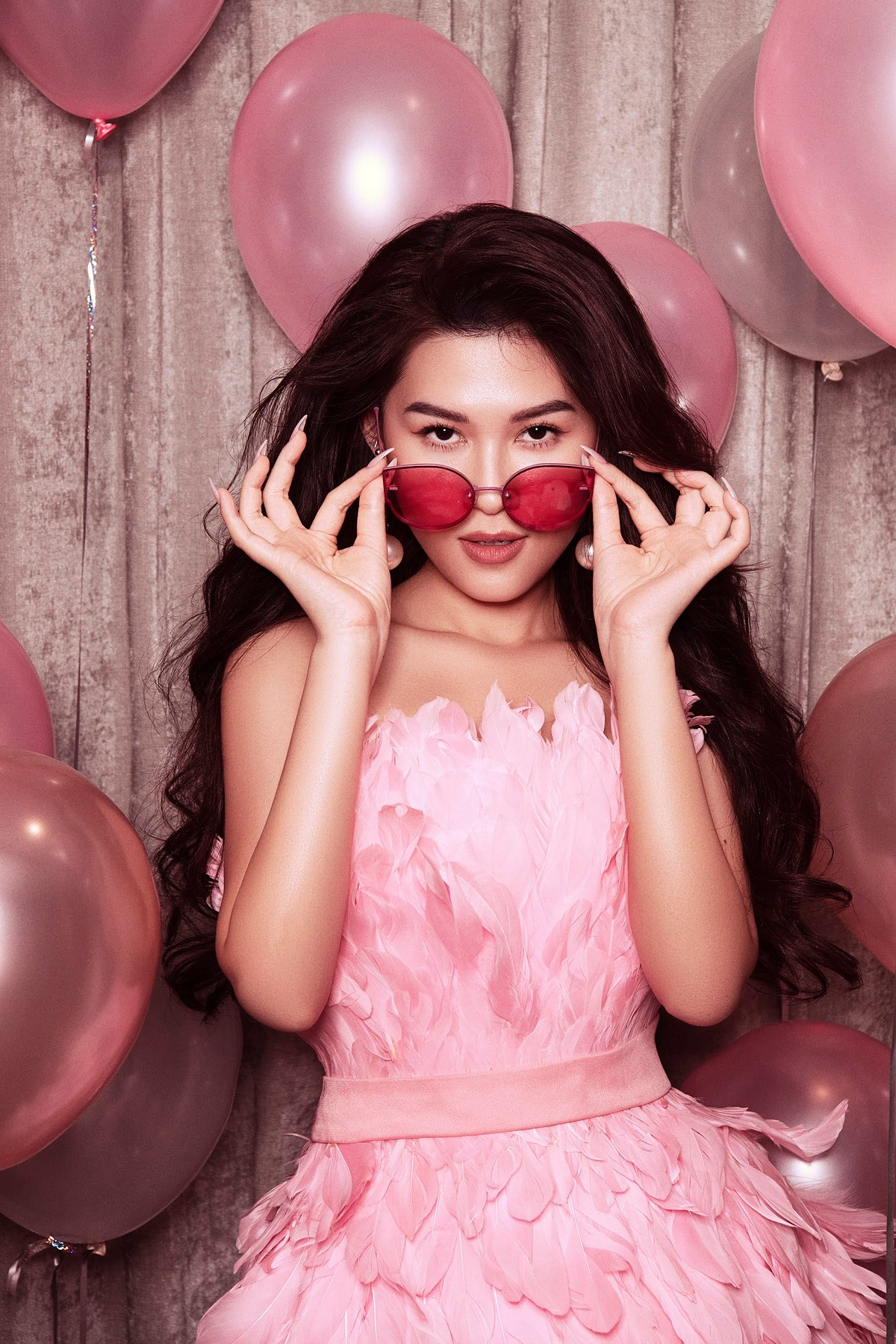 Ái nữ nhà đại gia thủy sản thường xuyên trở thành "nạn nhân" bị "dìm" dáng qua góc chụp lén.