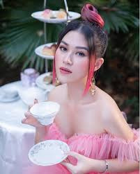 Tuy nhiên, mỗi lần xuất hiện trước công chúng, phong cách thời trang của cô nàng lại khiến người ta bàn nhiều vì đặc biệt là qua những bức ảnh chưa qua chỉnh sửa.