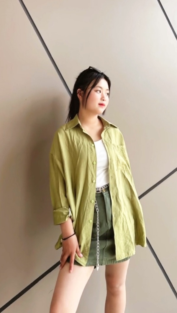 Theo đó, Phúng Phính Hà Giang thường xuyên “đu trend” gây sốt. Diện đầm công chúa bồng bềnh, mái tóc buông xõa màu trắng nổi bật, trang điểm nữ tính, nhẹ nhàng.