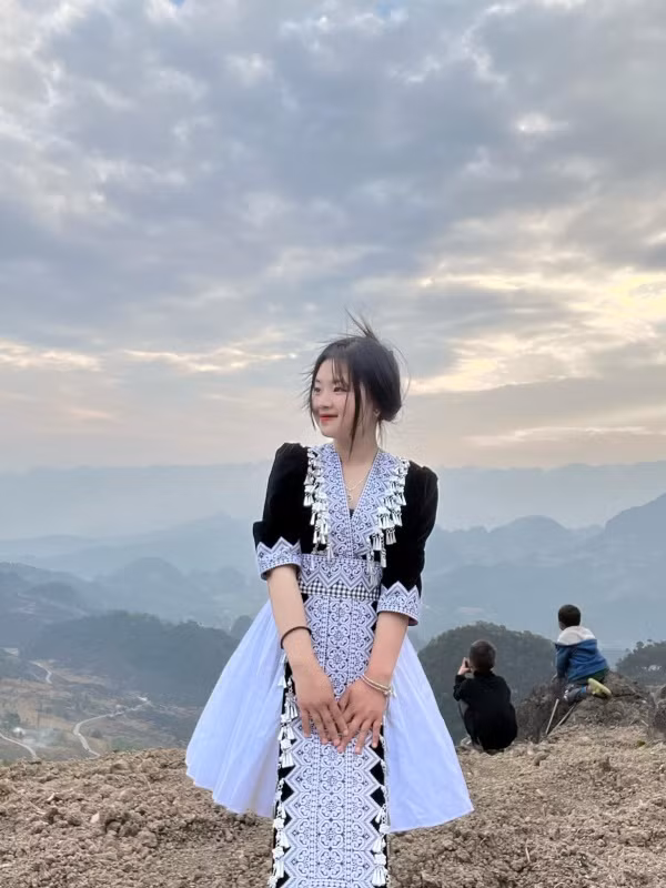 Bất kì bức ảnh hay video khoe nhan sắc xinh đẹp và phong cách ăn mặc cuốn hút của cô bé Hà Giang đều nhận về lượt tương tác ấn tượng.