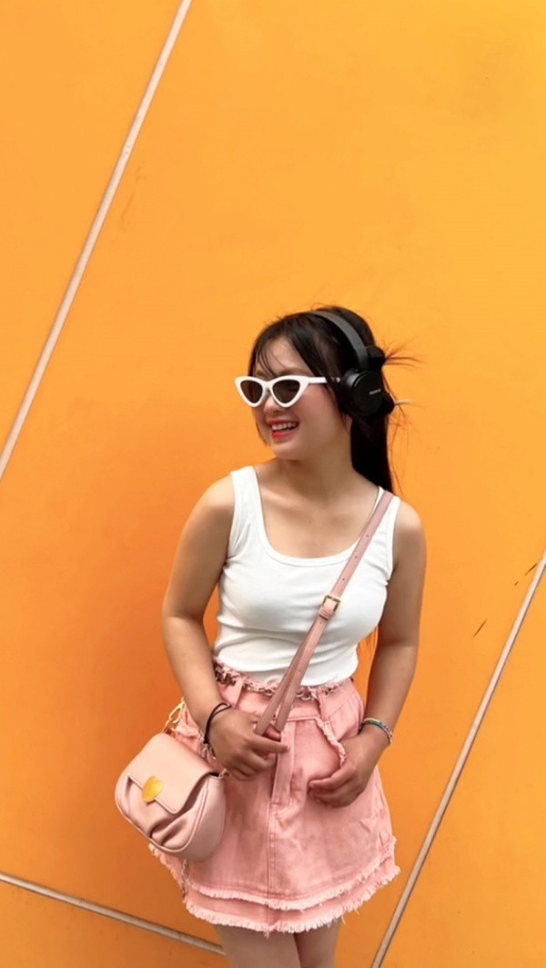 Với sự giúp đỡ của người hỗ trợ, hiện tượng mạng dân tộc đã biết làm điệu với xu hướng hiện đại, phù hợp với lứa tuổi, phong cách ăn mặc cũng thay đổi liên tục, ngày một sành điệu hơn.