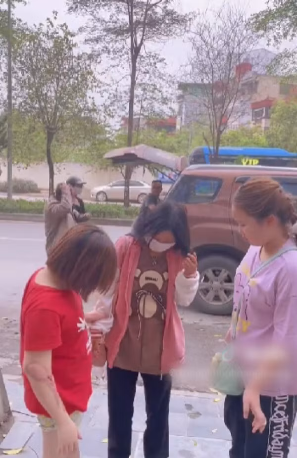 Vừa trở lại Hà Nội, hiện tượng mạng có tên thật Mua Thị Dua đã bắt tay vào việc xây dựng hình tượng cá nhân trên mạng xã hội.