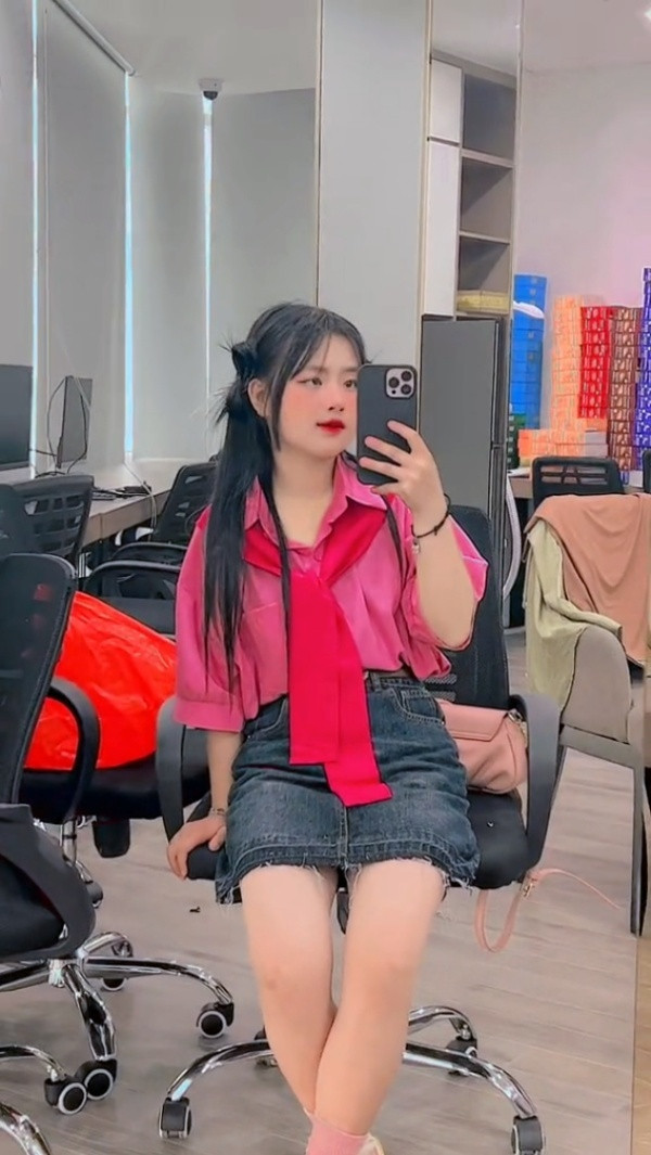 Có thể nói kể từ khi xuống thành phố làm mẫu ảnh độc quyền, Phúng Phính Hà Giang ngày càng chịu khó thay đổi trong cách ăn mặc theo hướng hợp thời hơn.