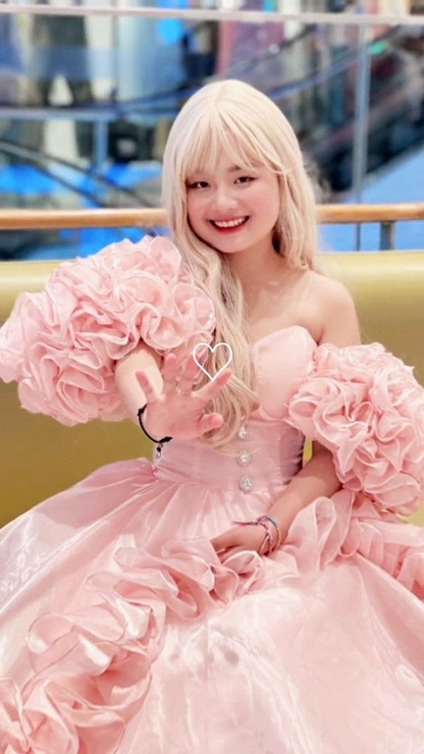 Nếu như những lần trước, cô bé dân tộc này không ngần ngại diện những bộ đồ khoe vai, lộ eo, trang điểm cầu kì thì lần trở lại thành phố này, Phúng Phính tiếp tục gây bất ngờ khi thử sức trong rất nhiều hình ảnh khác nhau.