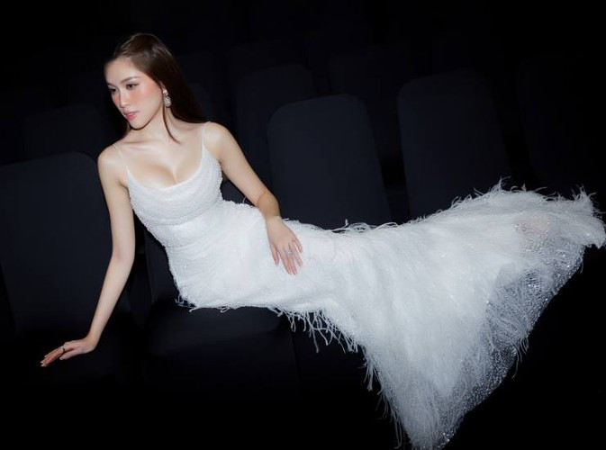 Thân hình cân đối giúp Thanh Thanh Huyền đẹp hơn khi lựa chọn trang phục mặc dẫn. Từ đầm dạ hội, áo dài, trang phục hiện đại... đều được nữ MC lăng xê đẹp mắt.