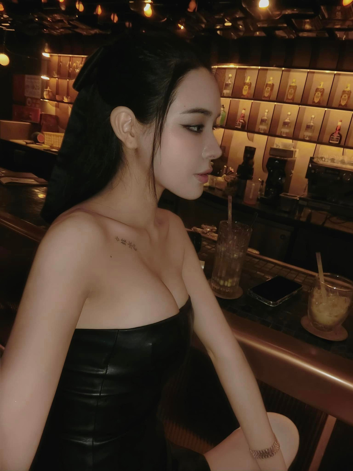 Trước đó, vào dịp Tết 2025, Bích Hạnh đăng ảnh mặc áo dài đỏ với caption "Mùng hai chờ nhà trai tới", và Văn Thanh đáp lại "Tới liền", kèm ảnh đại diện mặc áo dài đỏ như chú rể, làm dấy lên tin đồn cưới hỏi.