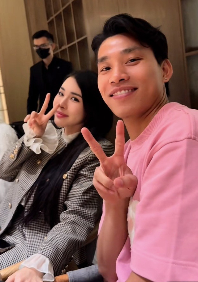 Theo đó, khi dạo chơi một trung tâm thương mại, Trần Bích Hạnh đã thể hiện kĩ năng boxing của mình bằng một cú đấm vang dội khiến netizen xem xong cũng phải "rén ngang".