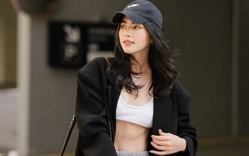 Hiện tại, Mai Davika đang là tên tuổi nóng tại xứ Chùa Vàng với catse cao ngất ngưởng.