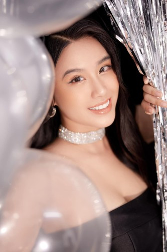 Không rõ, Linh Miu có xem lại video trước khi đăng tải và phát hiện mình bị hớ hênh hay không? Tuy nhiên, khi lướt trang cá nhân của cô, có lẽ nhiều người lại bất ngờ hơn trước các khoảnh khắc trưng diện còn táo bạo gấp bội phần.