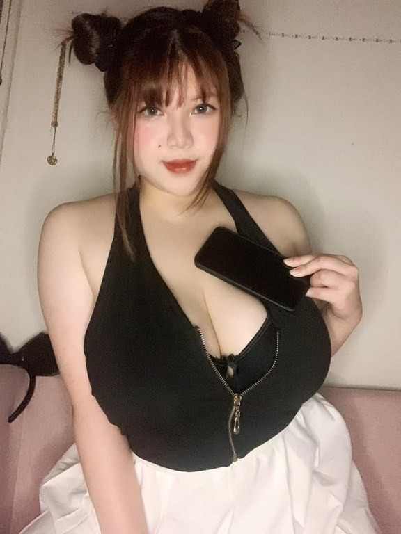 Võ Thị Thu Trang (SN 2000, đến từ Hải Dương) là nữ sinh từng gây chú ý bởi ngoại hình và câu chuyện vòng ngực 110 cm gây xôn xao dân mạng cuối năm 2017.