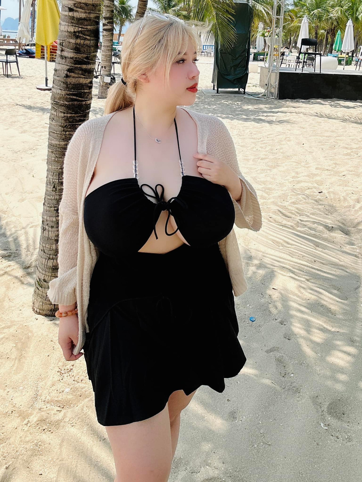 Vốn chẳng ngán diện đồ hở bạo nên lần này hiện tượng mạng gốc Hải Dương khoe body với trang phục bikini.