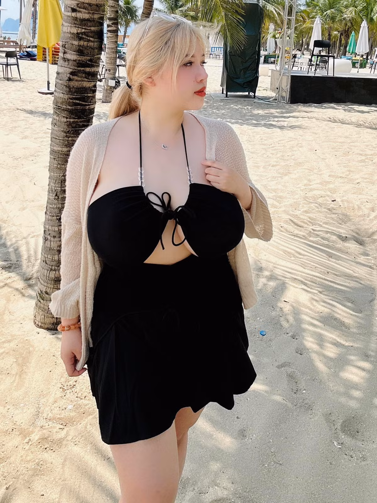 Vốn chẳng ngán diện đồ hở bạo nên lần này hiện tượng mạng gốc Hải Dương khoe body với trang phục bikini.