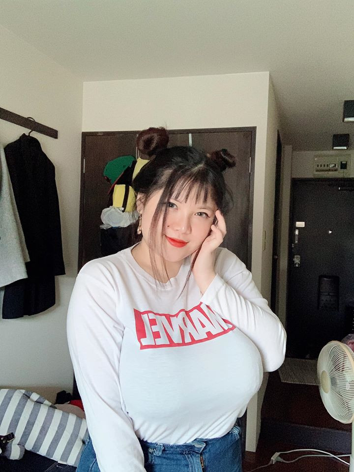 Vốn sở hữu cơ thể đẫy đà nên khi diện ảnh hở, Thu Trang làm ai cũng đỏ mặt vì vòng 1 lẫn vòng 3 ngoại cỡ. Đặc biệt ở góc chụp nghiêng, đôi gò bồng đào còn lấn át hết cả vòng 3.