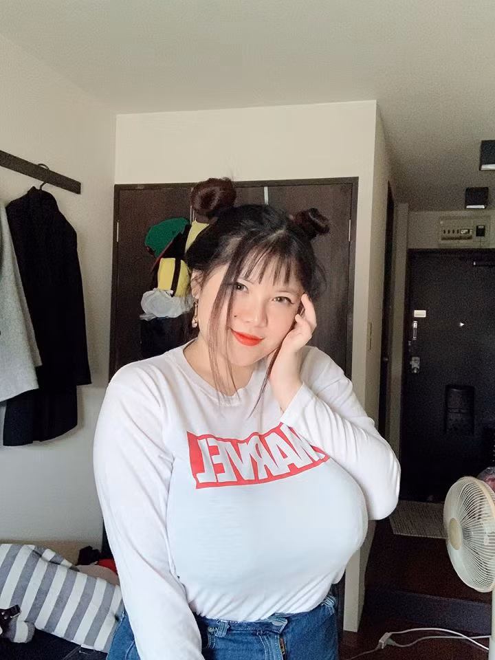 Vốn sở hữu cơ thể đẫy đà nên khi diện ảnh hở, Thu Trang làm ai cũng đỏ mặt vì vòng 1 lẫn vòng 3 ngoại cỡ. Đặc biệt ở góc chụp nghiêng, đôi gò bồng đào còn lấn át hết cả vòng 3.