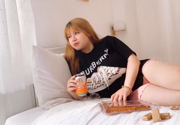 Sau khi hồi phục sức khỏe, nữ sinh quyết định lên đường sang Nhật Bản du học. Tại xứ sở hoa anh đào, bên cạnh việc học tập, cô nàng cũng kiếm một vài công việc làm thêm để trau dồi kinh nghiệm cho bản thân.