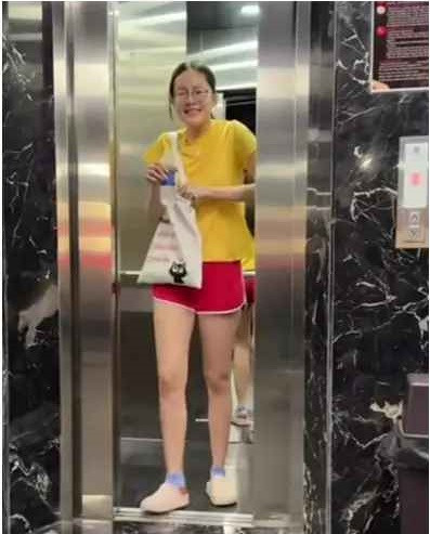 Theo đó đoạn clip này do PT cá nhân của Mỹ Hàn ghi lại để “tố” học viên đi tập muộn 15 phút. Người này chờ sẵn ở thang máy và tóm ngay khi bạn gái HIEUTHUHAI vừa bước ra ngoài.