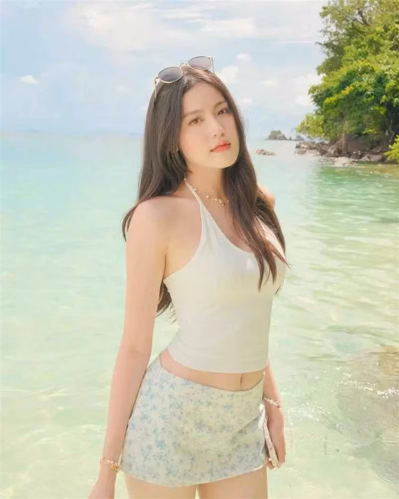 Về phần Mỹ Hàn, thấy PT đang quay, cô nàng liền cười cầu hòa và không quên lấy tay che mặt vì ngại.