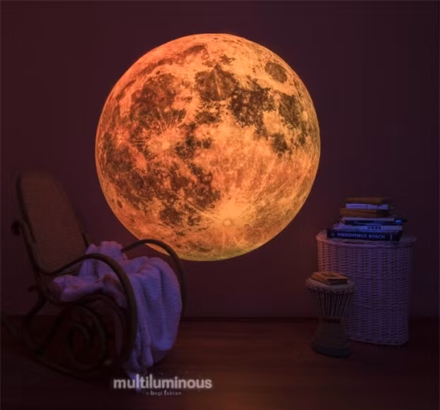 Mang mặt trăng vào trong phòng với bức tranh phát sáng trong bóng tối
