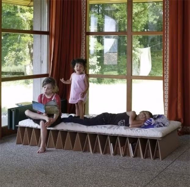 Chiếc giường có thể gấp gọn bằng bìa các-tông