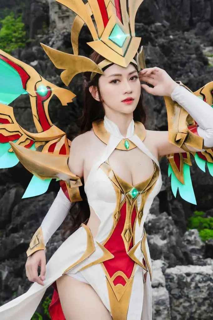 Có thời điểm, tần suất cosplay nhiều đến nỗi, fan còn cho rằng Lê Bống đã có dự định dấn thân làng game.