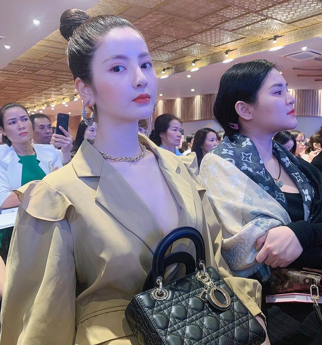 Đính kèm đó là màn hình chụp số tài khoản ngân hàng Thanh Huyền đang sở hữu để ai có tâm thì lưu về.