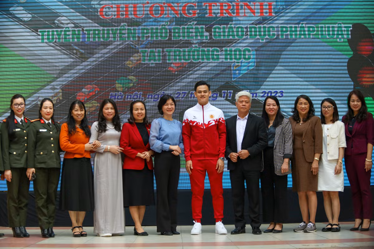 Đặc biệt tại chương trình, các em học sinh được giao lưu với cầu thủ Hồ Tấn Tài, Đội trưởng của CLB Công an Hà Nội.