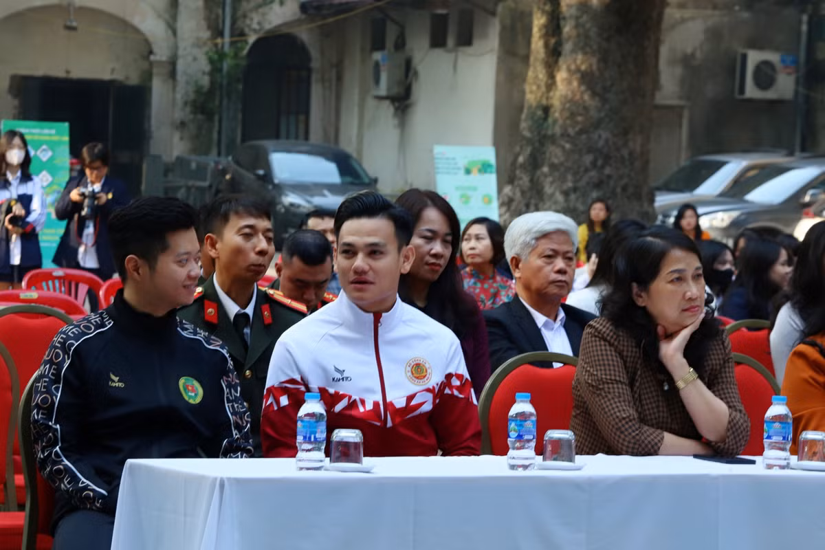 Để chuẩn bị cho chương trình giao lưu với các bạn học sinh trường THPT Việt Đức, Hồ Tấn Tài đã đến rất sớm và lắng nghe những kiến thức về Luật Giao thông đường bộ được tuyên truyền viên trình bày.