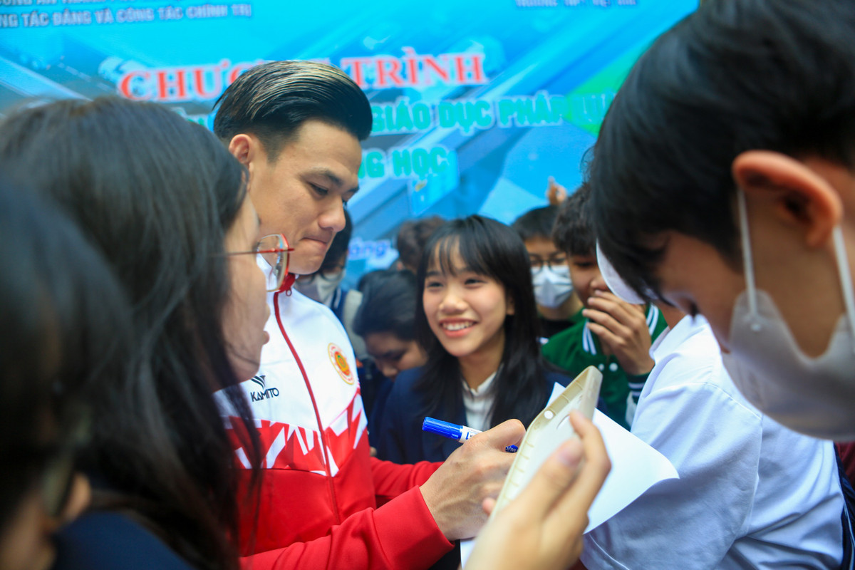Đông đảo các bạn học sinh đã xin chữ ký và giao lưu với đội trưởng CLB Công an Hà Nội - ĐKVĐ V-League 2023.
