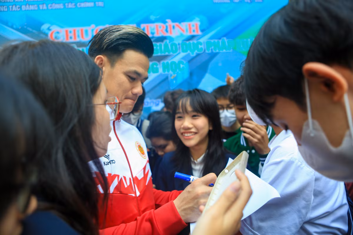 Đông đảo các bạn học sinh đã xin chữ ký và giao lưu với đội trưởng CLB Công an Hà Nội - ĐKVĐ V-League 2023.