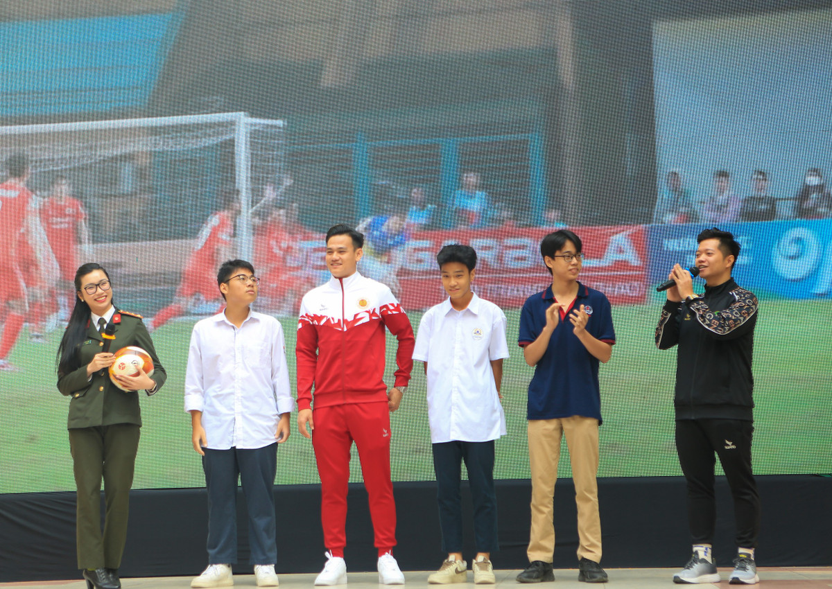 Sự xuất hiện của một ngôi sao của ĐTQG Việt Nam trong chương trình khiến các bạn học sinh cảm thấy vô cùng phấn khích.