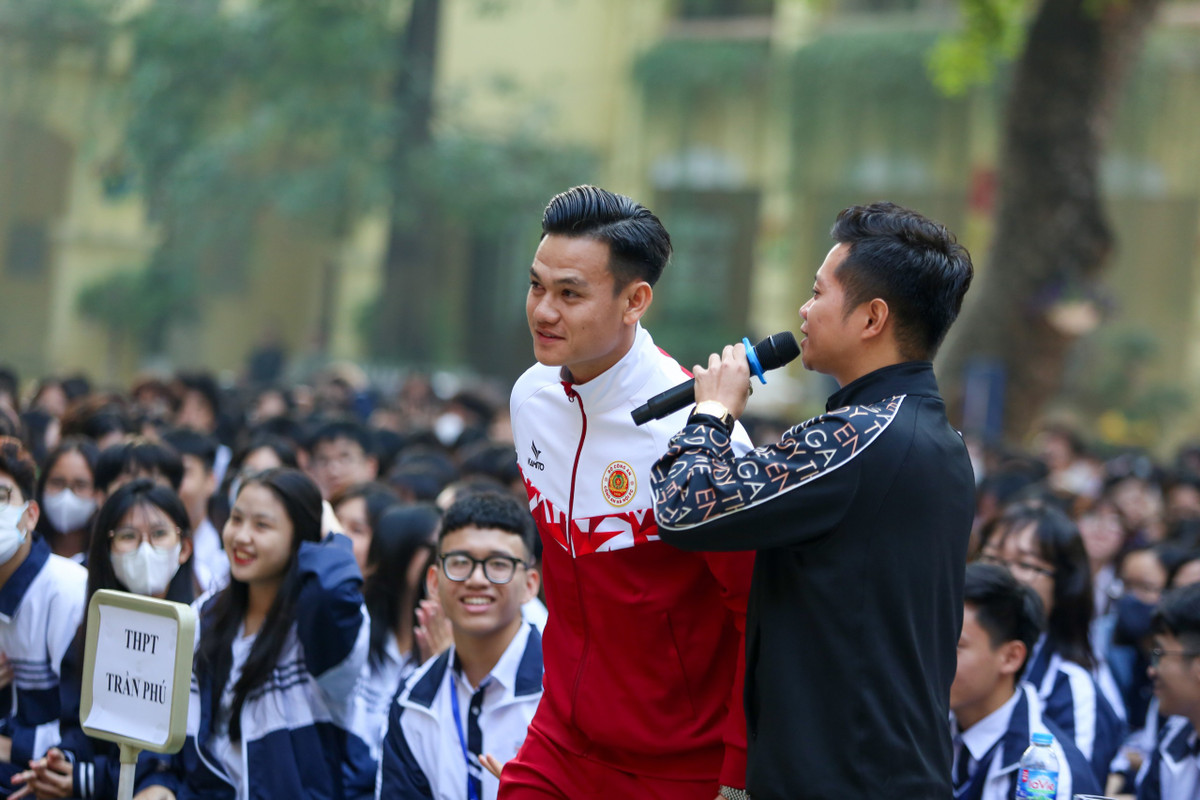 Tham dự chương trình có Thiếu tướng Nguyễn Hồng Ky - Phó Giám đốc Công an Thành phố Hà Nội, lãnh đạo Phòng CSGT, Công an Thành phố Hà Nội, Ban Giám hiệu trường Trường THPT Việt Đức, cùng đông đảo học sinh thuộc cụm 1 quận Hoàn Kiếm...