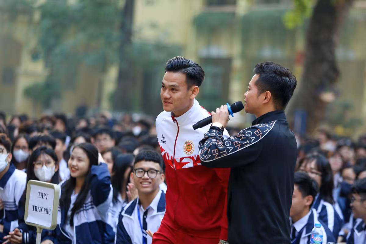 Tham dự chương trình có Thiếu tướng Nguyễn Hồng Ky - Phó Giám đốc Công an Thành phố Hà Nội, lãnh đạo Phòng CSGT, Công an Thành phố Hà Nội, Ban Giám hiệu trường Trường THPT Việt Đức, cùng đông đảo học sinh thuộc cụm 1 quận Hoàn Kiếm...