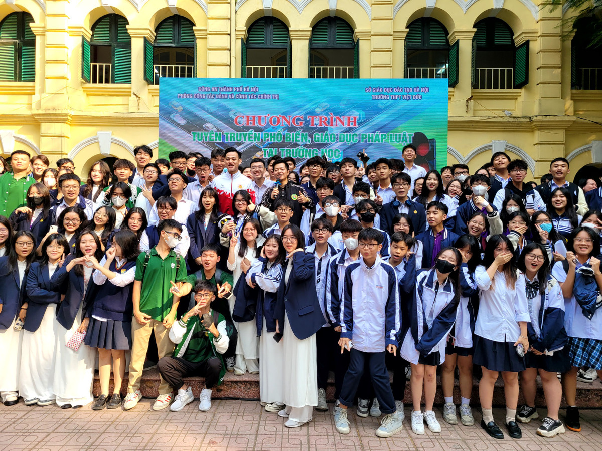 Trước khi trở về đại bản doanh của CLB, Tấn Tài đã chụp ảnh lưu niệm chung với các bạn học sinh trường THPT Việt Đức.