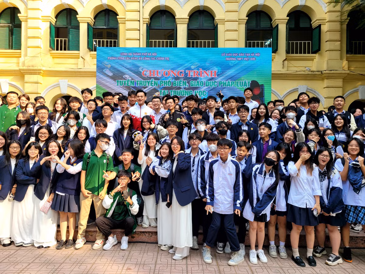 Trước khi trở về đại bản doanh của CLB, Tấn Tài đã chụp ảnh lưu niệm chung với các bạn học sinh trường THPT Việt Đức.