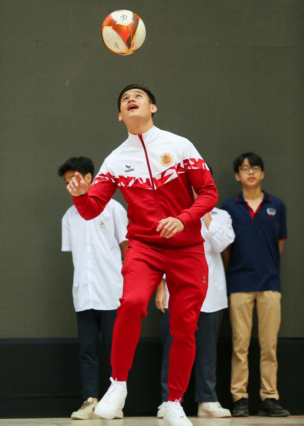 Đội trưởng CLB Công an Hà Nội đã có màn thể hiện kỹ thuật tâng bóng trước đông đảo học sinh trường THPT Việt Đức trong buổi giao lưu.