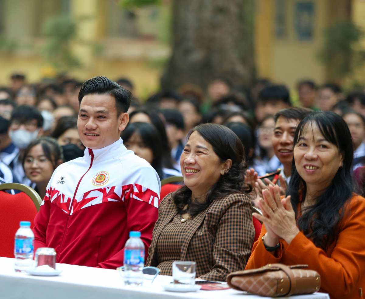 Ngày 27/11, Công an Thành phố Hà Nội phối hợp Sở Giáo dục-Đào tạo Hà Nội và Ban Giám hiệu Trường THPT Việt Đức tổ chức tuyên truyền, phổ biến cho học sinh về Luật Giao thông đường bộ nhằm truyền tải đến các em học sinh thông điệp "Thượng tôn pháp luật để xây dựng văn hóa giao thông an toàn".