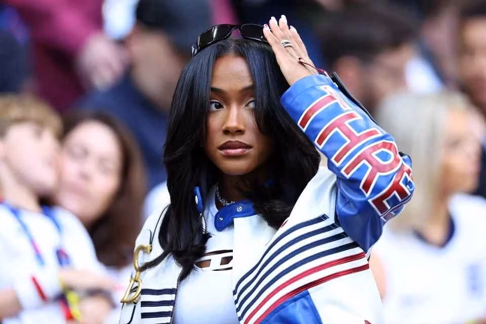 Đến cổ vũ bạn trai Bukayo Saka tại EURO 2024, Tolami Benson luôn xuất hiện với gương mặt được trang điểm hoàn hảo và phong cách ăn mặc cuốn hút.