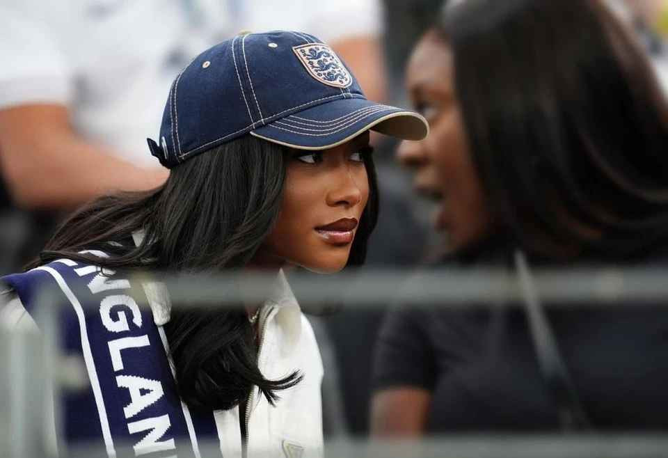 Thậm chí không cần nói lời nào, Tolami vẫn góp phần giúp khơi lại sự chú ý của công chúng dành cho dàn WAG Anh giống như một luồng gió mới.