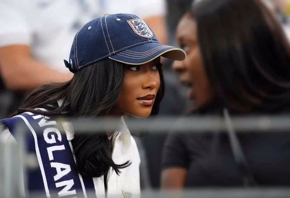 Thậm chí không cần nói lời nào, Tolami vẫn góp phần giúp khơi lại sự chú ý của công chúng dành cho dàn WAG Anh giống như một luồng gió mới.