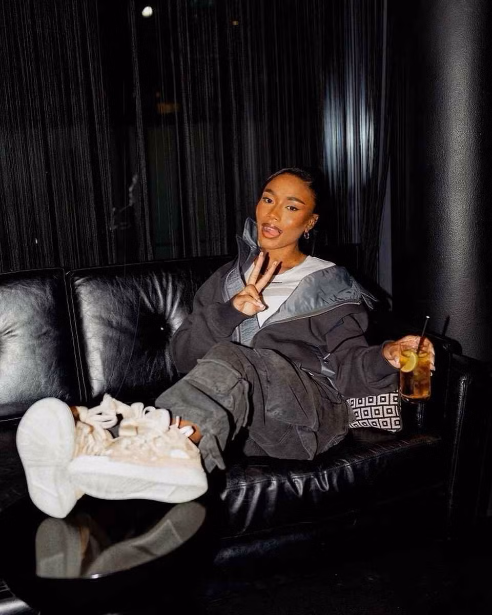 Sau trận đấu đầu tiên của tuyển Anh tại EURO, loạt ảnh ghi lại vẻ ngoài xinh đẹp của Tolami lan truyền trên mạng xã hội.