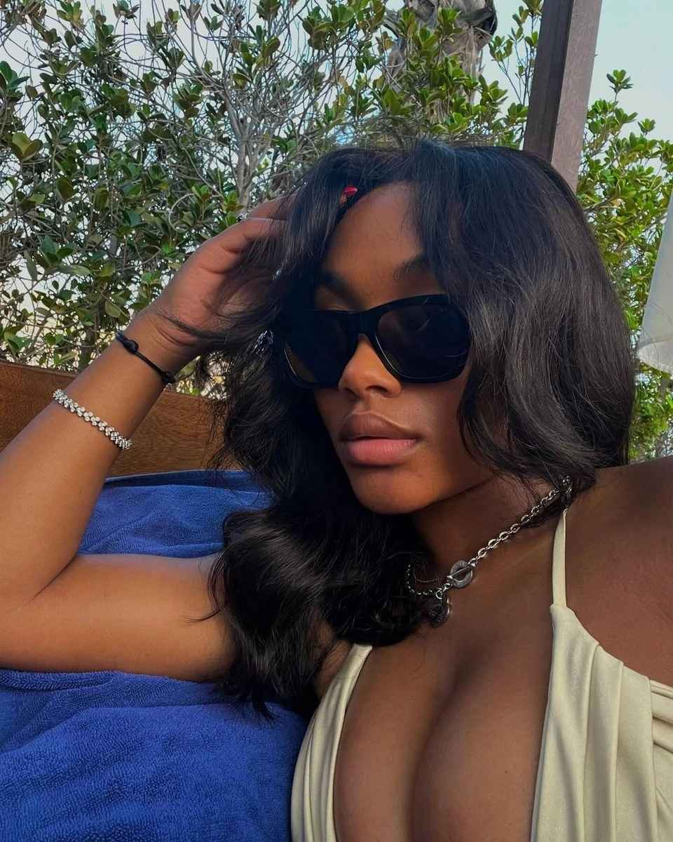 Tolami có kiến thức về PR và truyền thông sau khi tốt nghiệp Đại học Birmingham City. Cô vừa đảm nhận chức giám đốc kế hoạch cấp cao tại công ty quảng cáo Zenith hồi tháng 5.