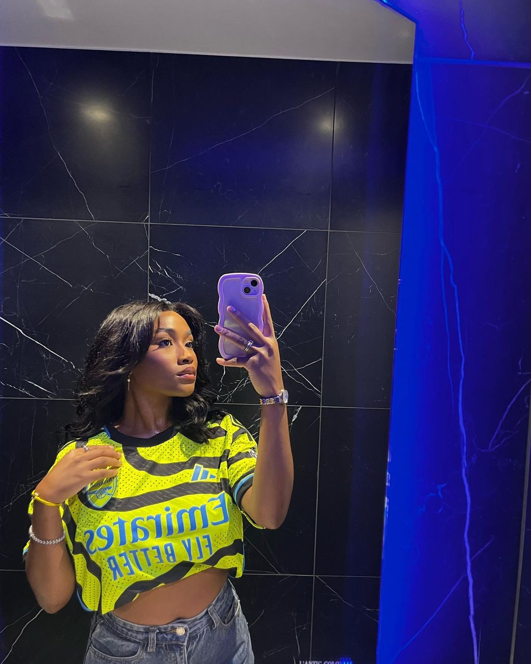 Một trong những lý do khiến Tolami nhận sự tán dương là việc tập trung và làm tốt công việc riêng của mình thay vì tận dụng sự nổi tiếng của nửa kia, duy trì được "sự bình thường trong một thế giới khác thường".