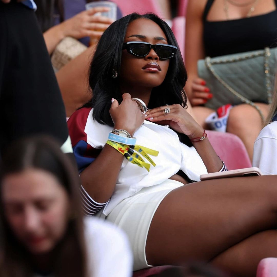 Giống nhiều người, Tolami cũng phải vật lộn để cân bằng công việc và cuộc sống, đặc biệt khi cứ vài ngày lại tới Đức để cổ vũ đội tuyển Anh. Song mỗi lần xuất hiện, cô luôn khiến người hâm mộ phải dành lời khen.