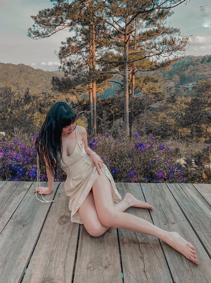 Elly Trần thường khoe những bức ảnh cực quyến rũ khiến người xem phải "xịt máu mũi" và không quên để lại những lời khen có cánh.