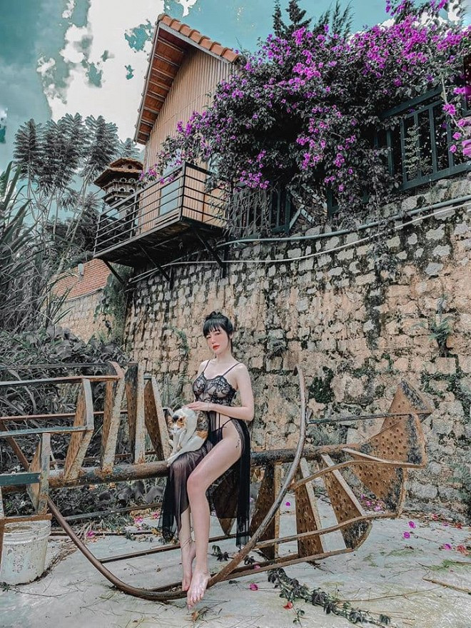 Thậm chí, chân dung ông xã cũng không được Elly Trần tiết lộ. Nhiều người còn đùa rằng, hot girl ngực khủng này khó tìm khó hiểu, không ai biết mình đang làm gì, công việc thế nào, đời sống ra sao...